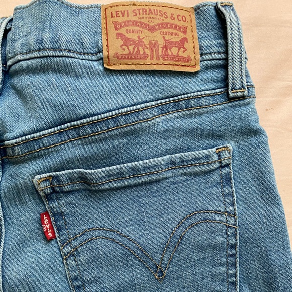 Levi Mid length shorts size 26 - Picture 3 of 4